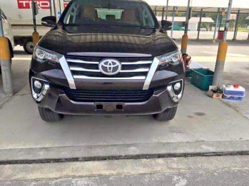 Ảnh Toyota Fortuner 2016 “tụt áo” giả trang